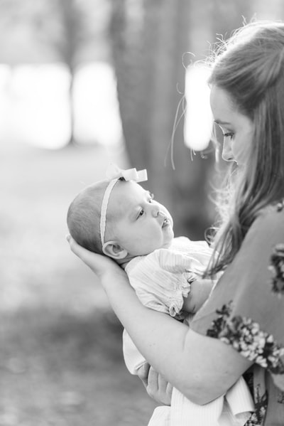 灰度选择聚焦妇女抱着婴儿的照片
